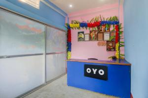 una habitación con una señal de aiya en la pared en spot On Happy Awashi Hotel, en Patna City