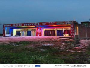 een gebouw met een bord waarop staat 'innoco hotel' bij SPOT ON HM HOTEL in Mundarwa