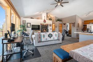 un soggiorno con un divano e un tavolo di Cozy Mountain Cabin in Idaho Springs a Saint Marys