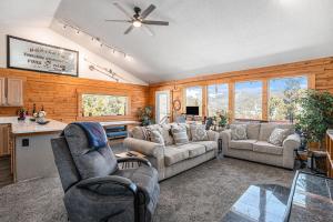 un soggiorno con due divani e una cucina di Cozy Mountain Cabin in Idaho Springs a Saint Marys