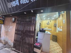 frente a una tienda con una gran pared de madera en SPOT ON Welcome Guest House, en Mughal Sarāi 27 fotos más