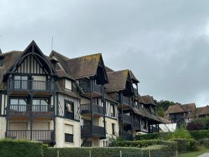 ein großes Gebäude mit schwarz-weiß in der Unterkunft Deauville Proche Plage - Piscine Chauffée - Jacuzzi - Sauna in Deauville