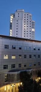 un edificio con dos edificios altos en el fondo en Estudio Vigo by Plaza España, en Vigo