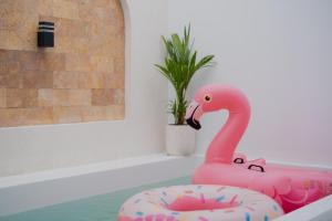 JetisAyodhya Villa Jogja的浴缸里的粉色火烈鸟玩具