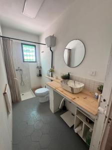 Ένα μπάνιο στο Casa en la montaña con jacuzzi exterior y piscina