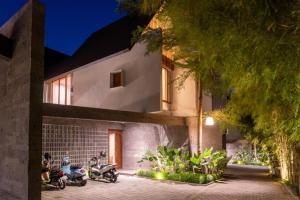 a house with two motorcycles parked outside of it at BRAND NEW Villa Manawa by Jawatra in Pererenan
