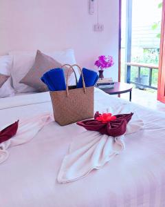 Un pat sau paturi într-o cameră la Bung Bud Homestay Kohyaonoi