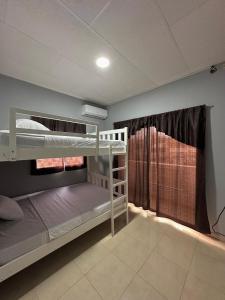 two bunk beds in a room with a window at Suites San José in San José