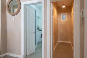 Ванная комната в Stylish Seaside living at Bay Point +13 фотографий