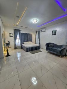 ラゴスにある5 Bedrooms and 5 Bathrooms Luxury Duplex With Private Swimming Poolの広いリビングルーム(ベッド1台、ソファ付) +20枚の写真