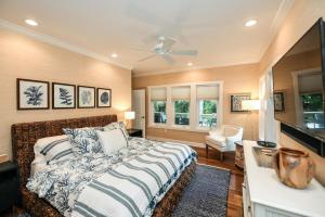 Voodi või voodid majutusasutuse Casa Mariposa - Luxury Butterfly Garden Steps to Pine Ave PoolSpa Bikes 4 Houses to Beach toas +41 fotot