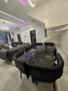 Afbeelding uit fotogalerij van 5 Bedrooms and 5 Bathrooms Luxury Duplex With Private Swimming Pool in Lagos