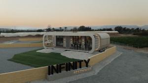 济奇Infinity Residences的建筑物顶部的小房子效果图