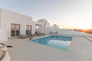 a white house with a swimming pool on a roof at Eupnoia Villas in Agios Arsenios