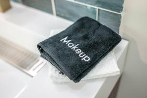 ein schwarzes Handtuch auf einem Waschbecken im Badezimmer in der Unterkunft H2O Oasis Tree House in Dogwood Acres