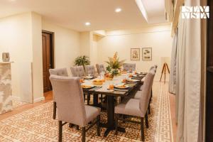 Χώρος καθιστικού στο StayVista at Casa Verano with Pool, BBQ