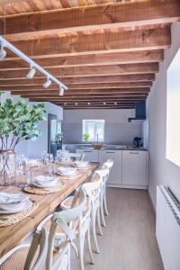 a dining room with a long table and white chairs at Ojangoiti in Gautegiz Arteaga