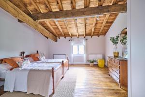a bedroom with a bed and a wooden ceiling at Ojangoiti in Gautegiz Arteaga