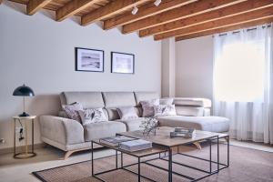 a living room with a couch and a coffee table at Ojangoiti in Gautegiz Arteaga