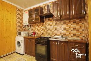 Kuchyň nebo kuchyňský kout v ubytování Садиба Над Прутом