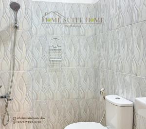 Ένα μπάνιο στο Home Suite Home Singkawang Grace Suite