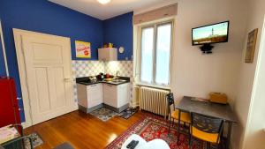 a room with a kitchen with a table and a window at Le Jardin des Roses - parking gratuit dans la rue - gare à 500 m in Saverne