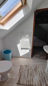 Koupelna v ubytování Gite Centre Montbazon + 17 fotografií