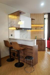 a kitchen with a bar with two chairs and a counter at Villa DeValley A9 Batu in Tlekung