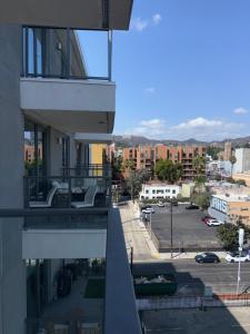ein Balkon eines Gebäudes mit Blick auf einen Parkplatz in der Unterkunft Elevated Escape Luxury 1BR in Hollywood in Los Angeles