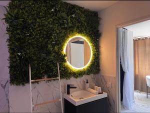 Phòng tắm tại La Secret Room - suite de luxe avec jacuzzi