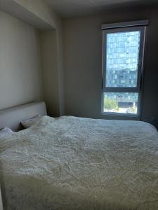 ein Schlafzimmer mit einem weißen Bett und einem Fenster in der Unterkunft Elevated Escape Luxury 1BR in Hollywood in Los Angeles