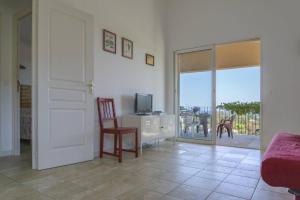 コンカにあるCATALINA 1-Villa Alivi- Piscine en résidence- vue mer- plage à piedsのリビングルーム(テレビ、椅子付)