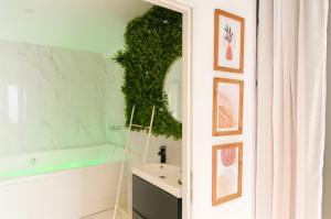 Phòng tắm tại La Secret Room - suite de luxe avec jacuzzi