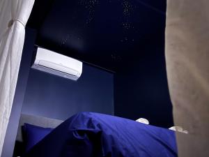 Giường trong phòng chung tại La Secret Room - suite de luxe avec jacuzzi