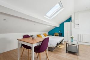 Ένα ή περισσότερα κρεβάτια σε δωμάτιο στο Chic Studio with Parking in Charleville-Mézières