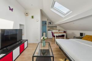 Ένα ή περισσότερα κρεβάτια σε δωμάτιο στο Chic Studio with Parking in Charleville-Mézières