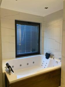 Ένα μπάνιο στο Tasar Villa 1