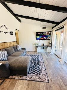 Un televizor și/sau centru de divertisment la NVH0650 - Woodland Escape home +36 fotografii