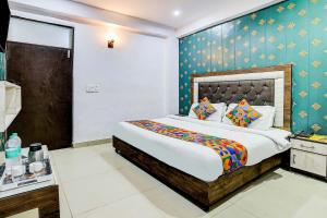 Ένα ή περισσότερα κρεβάτια σε δωμάτιο στο FabHotel Golden Stone