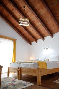 Un pat sau paturi într-o cameră la Mai cu Mot Doftana Luxury Chalets