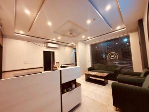 une cuisine et un salon avec un canapé et une table dans l'établissement Majestic Heights Hotel, à Jaipur