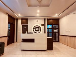 un hall d'entrée avec une réception dans un bâtiment dans l'établissement Majestic Heights Hotel, à Jaipur