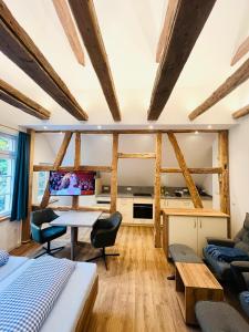 una habitación con una cama, una mesa y sillas en Eibenhaus, en Bad Iburg