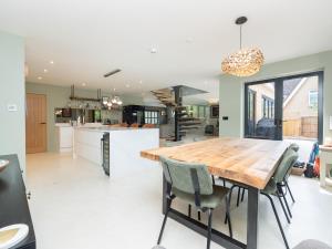 a kitchen and dining room with a wooden table and chairs at Pass the Keys Stunning home with private parking in Bath in Bath