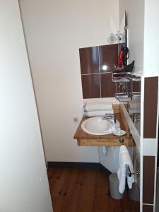 Bilik mandi di chambre studio du logis du parc +4 gambar