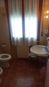 un baño con inodoro y lavabo en Albergo Le Rose, en Pistoia 32 fotos más
