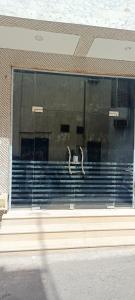 メディナにあるعماره الاوائل الحديثهの建物内の2本の角が付いた窓 +17枚の写真