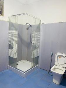 una cabina de ducha en un baño con inodoro en Jana Villa, en Kamburugamuwa