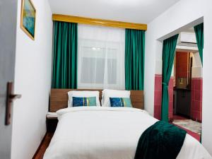 En eller flere senge i et værelse på SHoliday Luxury Apartament Modern cu 2 Dormitoare