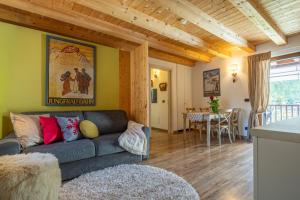 un soggiorno con un divano e un tavolo di Borgo Fantino - Alpen Suite - Grand Maison a Limone Piemonte